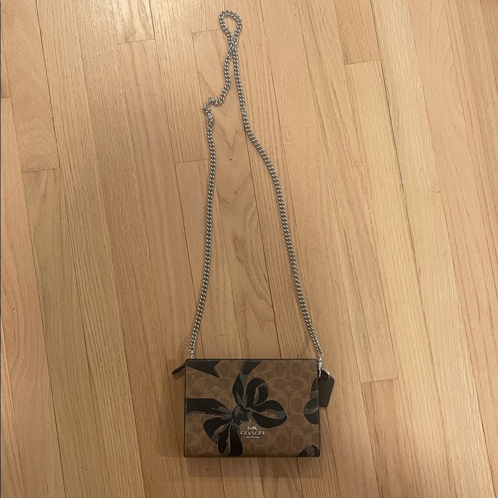 Coach Brown Bow Print Crossbody Bag 
Brand new but tag is removed 
Never used - Picture 4 of 10